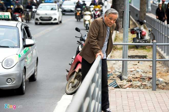 Hanh khach lung tung tim loi ra vao nha cho buyt nhanh BRT hinh anh 4