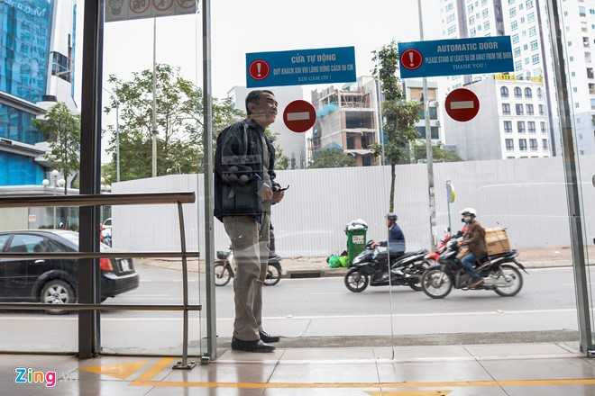 Hanh khach lung tung tim loi ra vao nha cho buyt nhanh BRT hinh anh 6