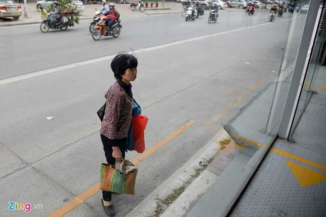 Hanh khach lung tung tim loi ra vao nha cho buyt nhanh BRT hinh anh 7