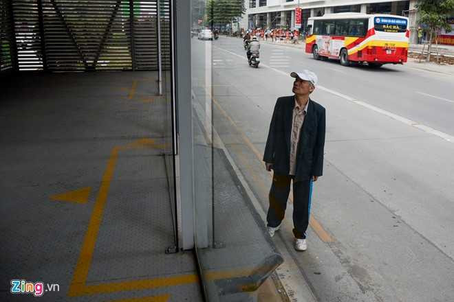 Hanh khach lung tung tim loi ra vao nha cho buyt nhanh BRT hinh anh 8