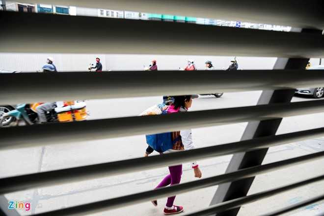 Hanh khach lung tung tim loi ra vao nha cho buyt nhanh BRT hinh anh 9