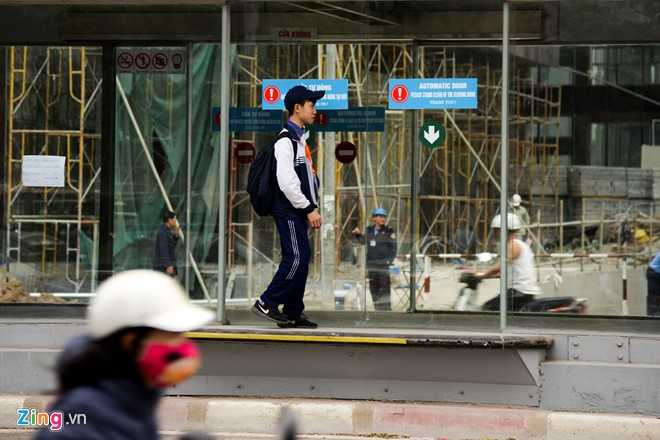 Hanh khach lung tung tim loi ra vao nha cho buyt nhanh BRT hinh anh 10