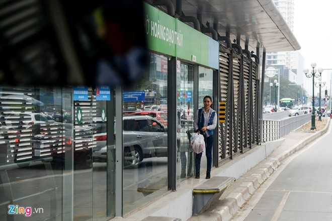 Hanh khach lung tung tim loi ra vao nha cho buyt nhanh BRT hinh anh 3