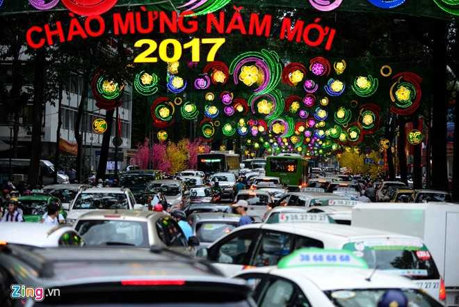 Hang nghin xe co ket cung o trung tam Sai Gon hinh anh 1