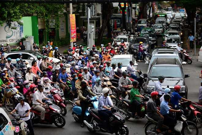 Hang nghin xe co ket cung o trung tam Sai Gon hinh anh 9