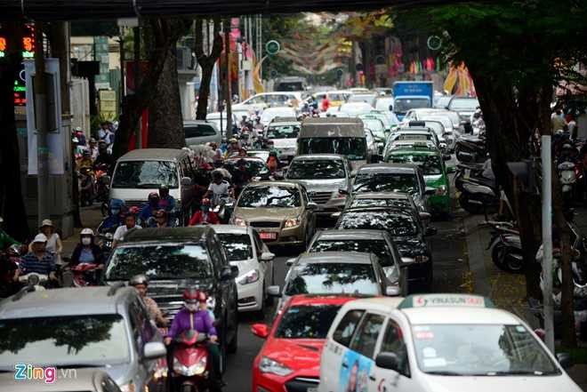 Hang nghin xe co ket cung o trung tam Sai Gon hinh anh 11