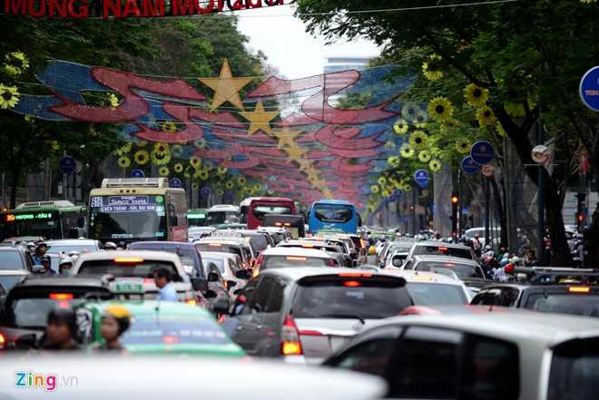 Hang nghin xe co ket cung o trung tam Sai Gon hinh anh 2