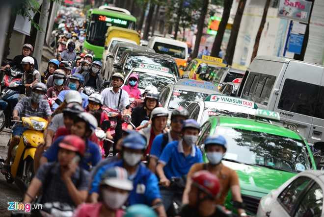 Hang nghin xe co ket cung o trung tam Sai Gon hinh anh 4