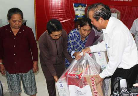 Cháy 70 căn nhà ở Nha Trang: Hỗ trợ người dân ăn tết - ảnh 1