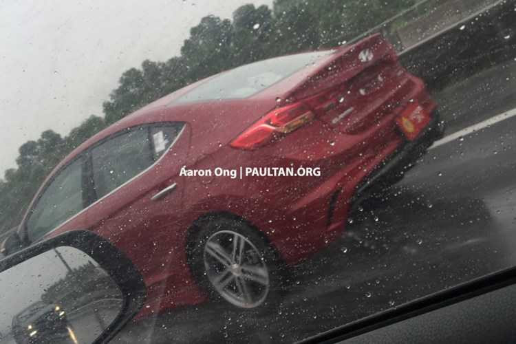 lo-anh-song-hyundai-elantra-sport-2017-o-malaysia