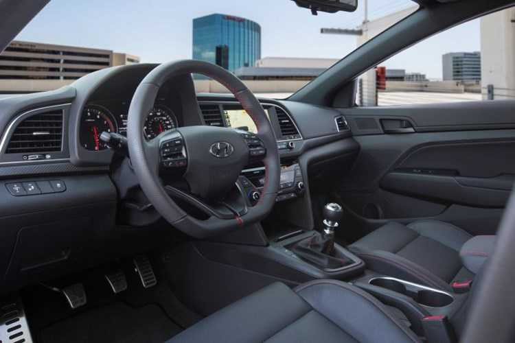 lo-anh-song-hyundai-elantra-sport-2017-o-malaysia-hinh-6