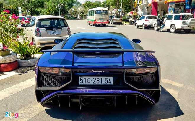 Minh Nhua dao pho Sai Gon bang sieu xe 35 ty moi lay bien hinh anh 2