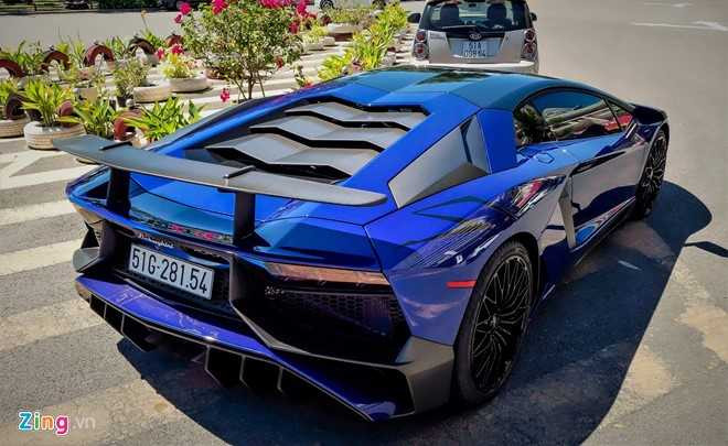 Minh Nhua dao pho Sai Gon bang sieu xe 35 ty moi lay bien hinh anh 4