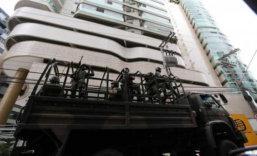 hinh-anh-ve-bao-loan-o-brazil-do-canh-sat-dinh-cong-hinh-10