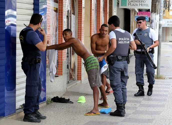 hinh-anh-ve-bao-loan-o-brazil-do-canh-sat-dinh-cong-hinh-12