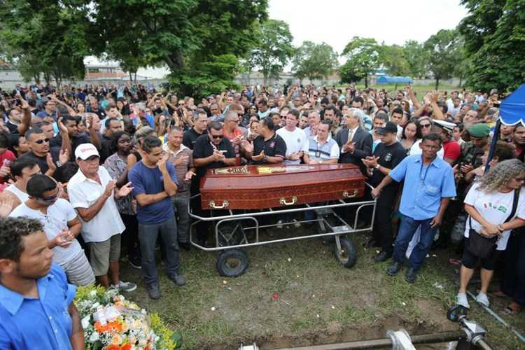 hinh-anh-ve-bao-loan-o-brazil-do-canh-sat-dinh-cong-hinh-9