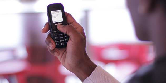 Dien thoai 'dap da' dan tro lai, de doa vi the smartphone hinh anh 3