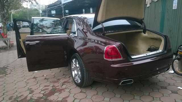 xe-sang-rolls-royce-ghost-chuc-ty-doi-mau-o-ha-noi-hinh-3