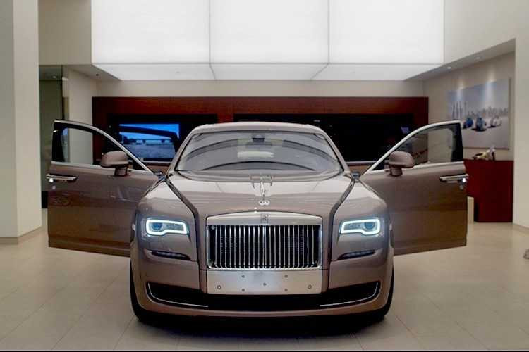 xe-sang-rolls-royce-ghost-chuc-ty-doi-mau-o-ha-noi-hinh-6