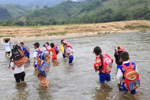 quang tri: roi nuoc mat nhin hoc sinh tim tai loi song den truong hinh anh 1