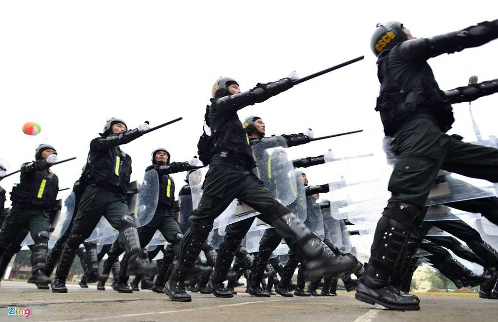 Dan vu khi, xe dac chung cua canh sat co dong dac nhiem hinh anh 13