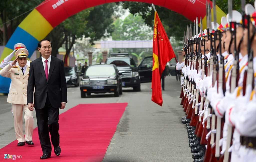 Dan vu khi, xe dac chung cua canh sat co dong dac nhiem hinh anh 1