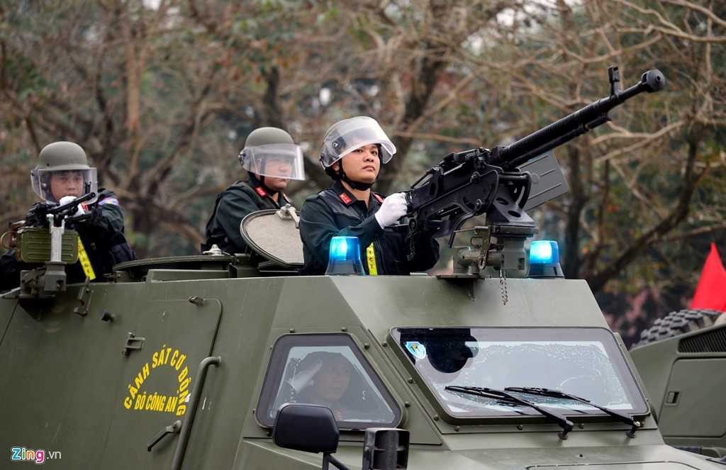 Dan vu khi, xe dac chung cua canh sat co dong dac nhiem hinh anh 6