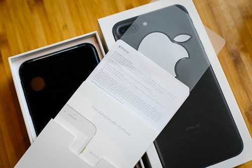 Các cửa hàng cũng đua nhau giảm giá iPhone.