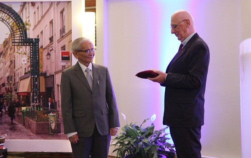 phap-vinh-danh-giao-su-su-hoc-phan-huy-le