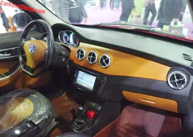 Xe nhai Mercedes-Benz gia hon 60 trieu dong o Trung Quoc hinh anh 2