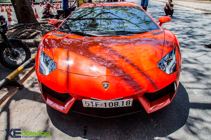Ngắm siêu bò Aventador LP700-4 của đại gia ngành Y khoe sắc trên phố Sài Gòn ảnh 1