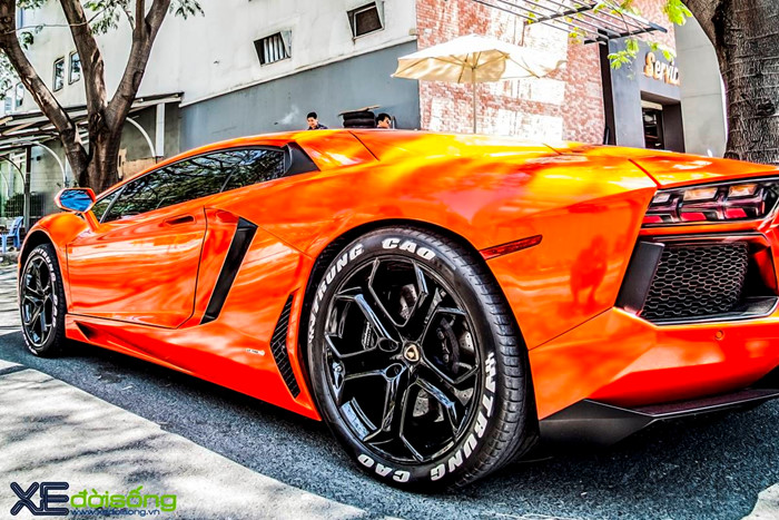 Ngắm siêu bò Aventador LP700-4 của đại gia ngành Y khoe sắc trên phố Sài Gòn ảnh 2