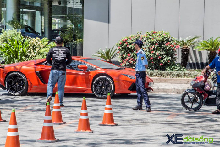 Ngắm siêu bò Aventador LP700-4 của đại gia ngành Y khoe sắc trên phố Sài Gòn ảnh 3