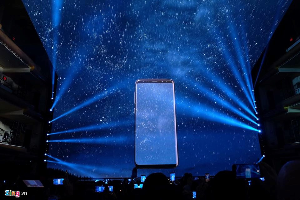 Samsung Galaxy S8 va S8+ ra mat voi man hinh vo cuc, 4G toc do 1 Gbps hinh anh 2