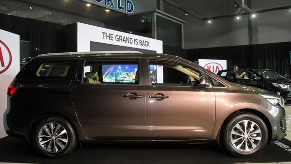 kia sedona 2017 co gia tu 792 trieu dong hinh anh 2