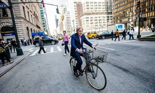 ceo-ngan-hang-83-tuoi-van-dap-xe-di-lam