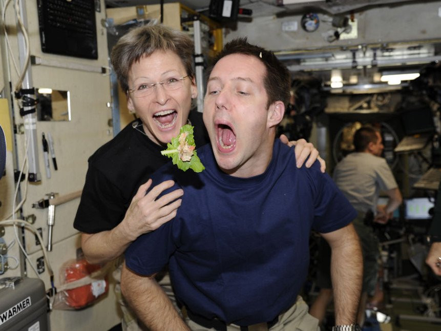 Cuoc song cua cac phi hanh gia tren tram vu tru quoc te hinh anh 3