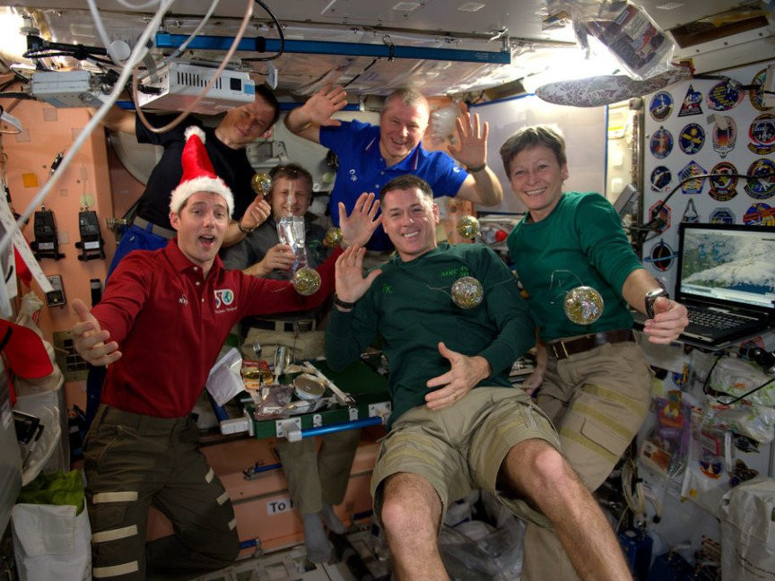 Cuoc song cua cac phi hanh gia tren tram vu tru quoc te hinh anh 6