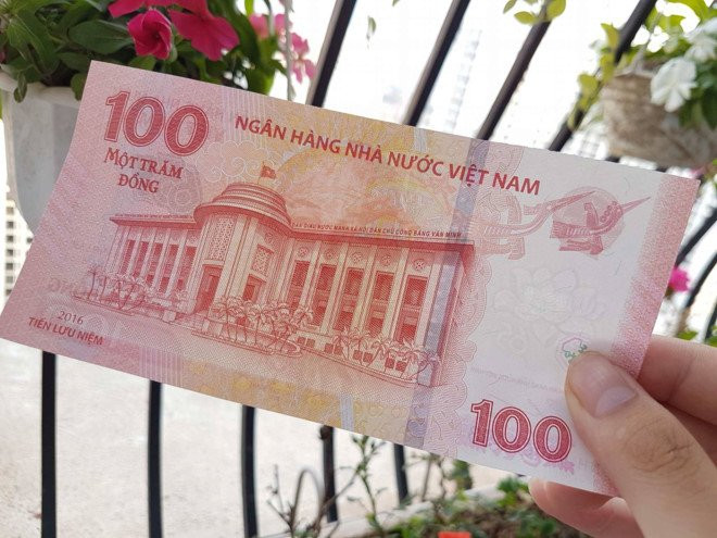 Tien giay 100 dong luu niem len gia gap doi sau mot nam ra mat hinh anh 1