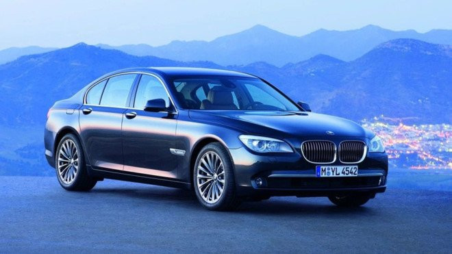 Xe sang BMW 7 Series bi trieu hoi vi loi tu bung cua khi chay hinh anh 1
