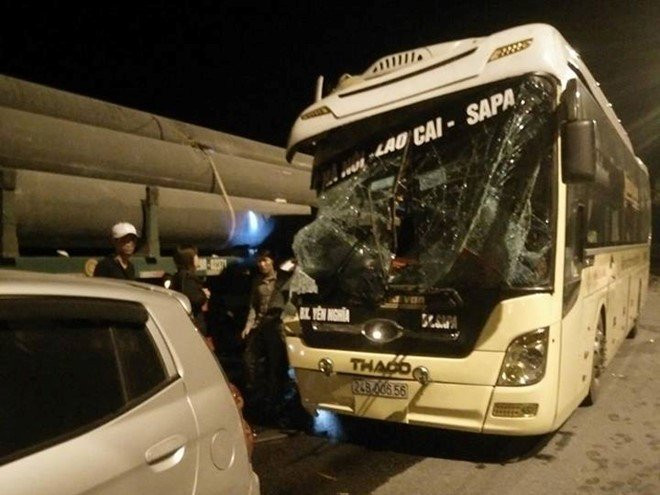 Oto giuong nam huc duoi xe dau keo, 1 nguoi tu vong hinh anh 1