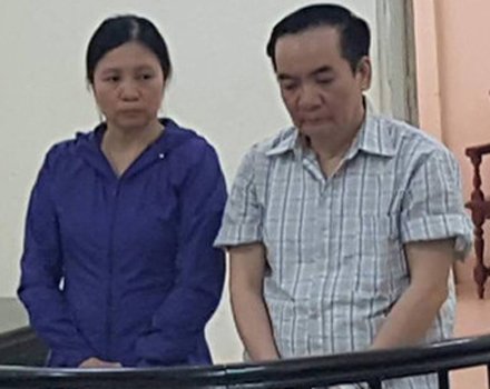 Vợ chồng cựu Phó vụ trưởng hầu toà về tội danh lừa đảo chiếm đoạt gần 52 tỉ đồng của các tổ chức, cá nhân.