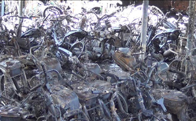 kho xe tam giu cua cong an chay lon, hang tram mo to bi thieu rui hinh anh 1