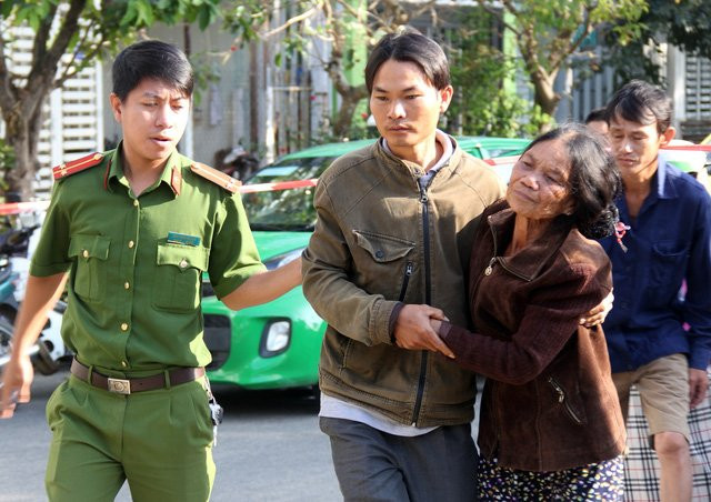 Người thân đau buồn trước cái chết của các nạn nhân. Ảnh: Đ.H