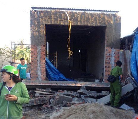 Sập đan bê tông nhà xây trái phép, 2 người thương vong - ảnh 2