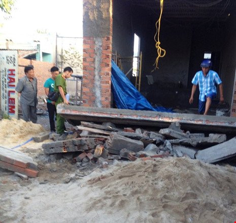 Sập đan bê tông nhà xây trái phép, 2 người thương vong - ảnh 1
