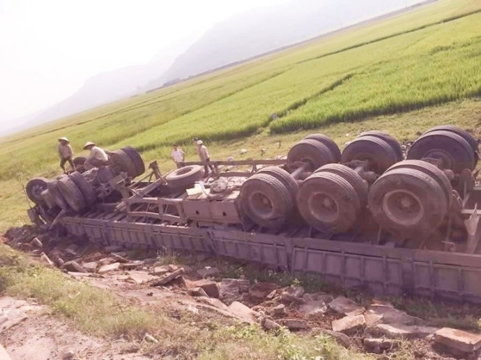 Container lao xuong ruong container mat lai, tai nạn container, tai nạn giao thông, tai nạn mới nhất, tin tức trong ngày, tin tức hà tình, tin mới nhất, tin 24h, tin tức 24h, tin nhanh, hà tĩnh, tai nạn, vtc news, vtc.vn - 1