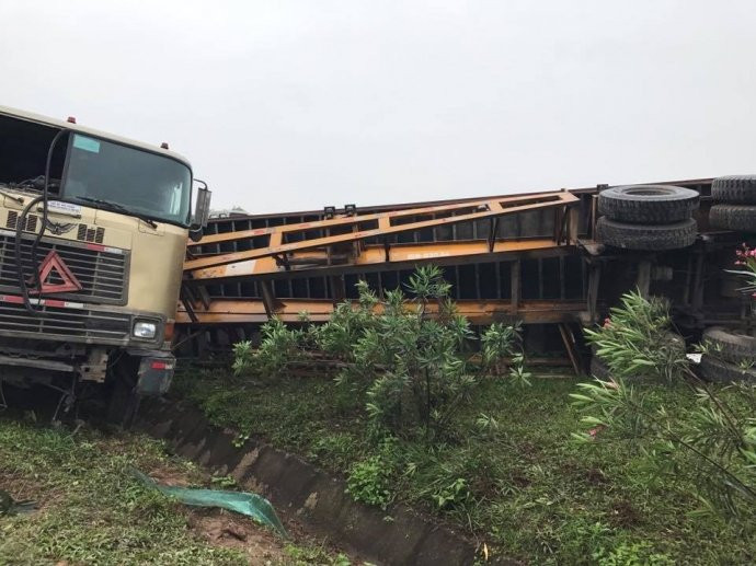 xe-container-lat-tren-cao-toc-Ha-Noi-Thai-Nguyen3