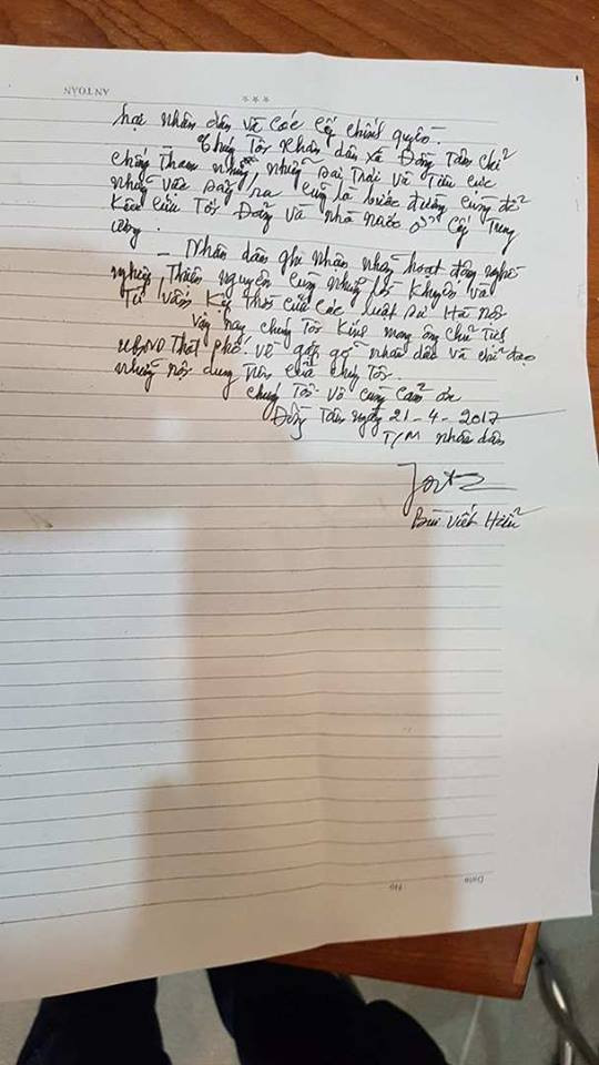 Hinh anh Chu tich Nguyen Duc Chung lam viec qua dien thoai voi dai dien dan Dong Tam