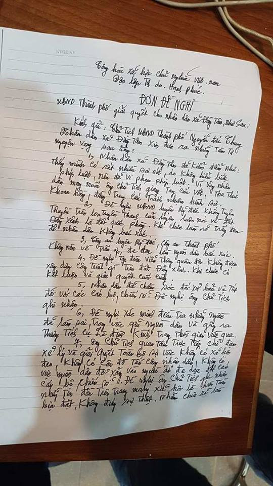 Hinh anh Chu tich Nguyen Duc Chung lam viec qua dien thoai voi dai dien dan Dong Tam